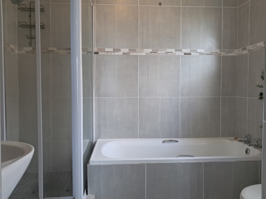 To Let 3 Bedroom Property for Rent in Wavecrest Eastern Cape